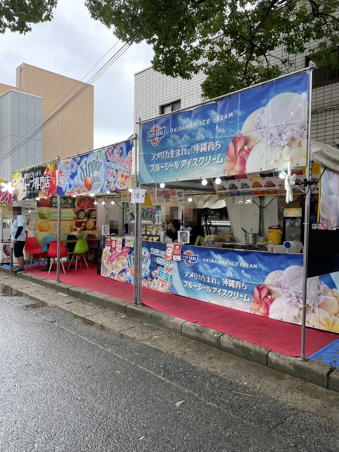クレープ専門店とdippin dotsとブルーシールが並ぶ屋台の外観
