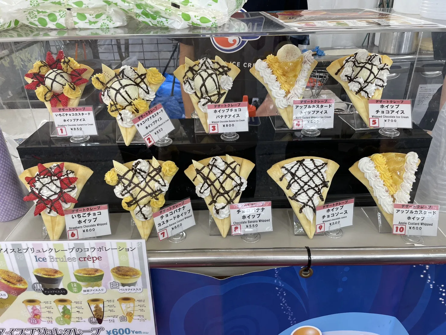 デザートクレープの見本と値札が並ぶショーケース