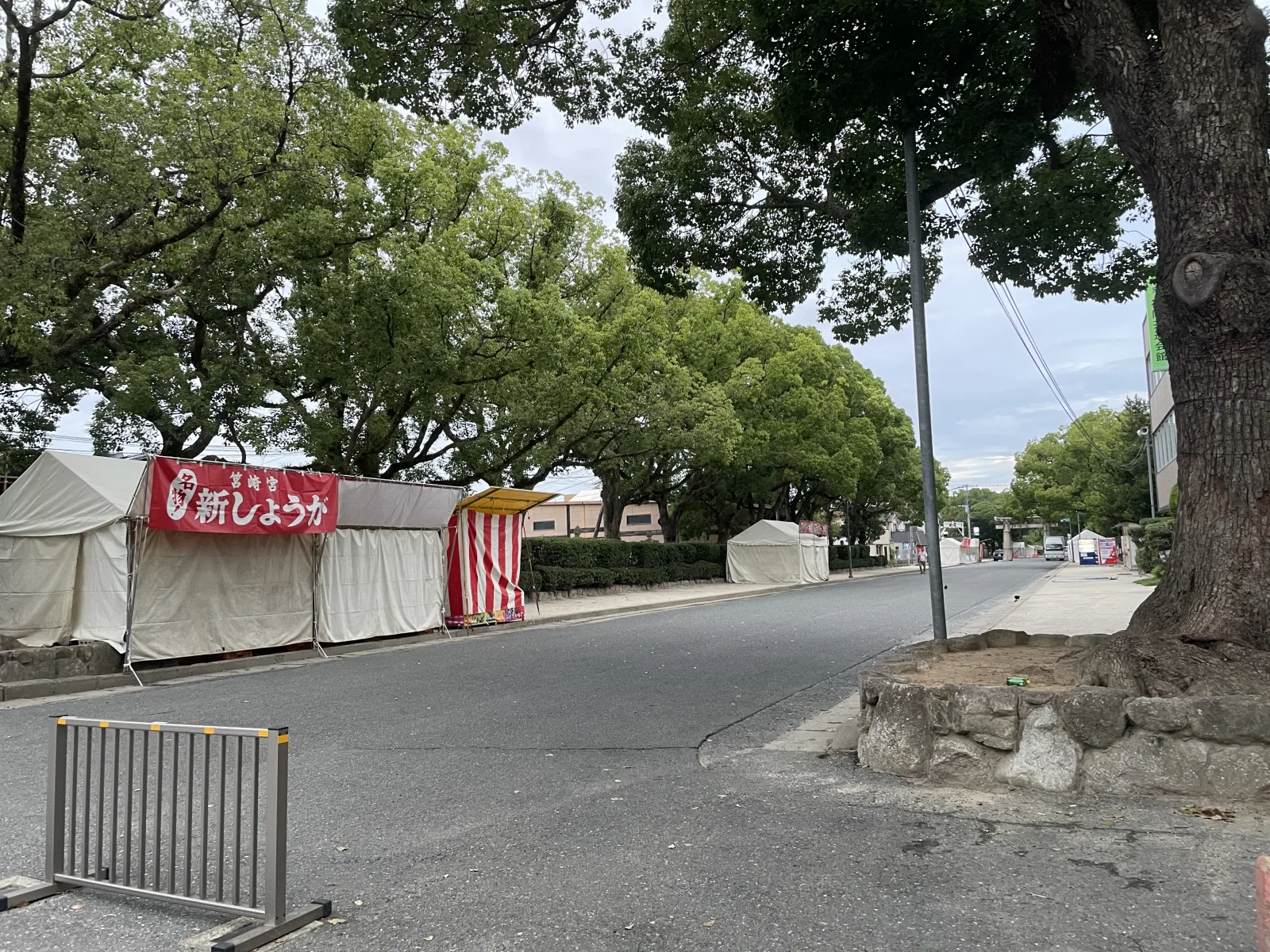 放生会の準備で白いテントや店名看板が並び始めた筥崎宮の参道